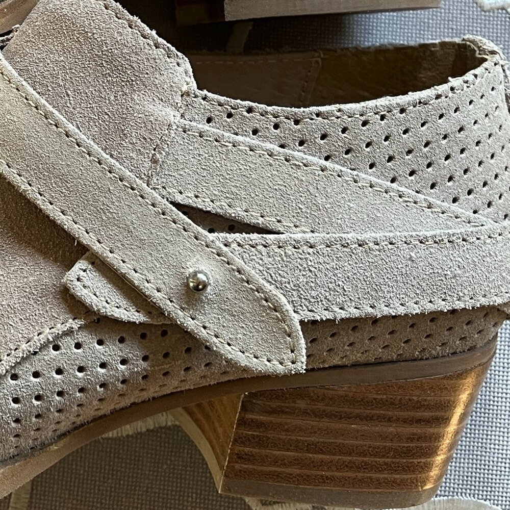 NWT suede leather tan ankle boots Size 10 Charles by Charles David